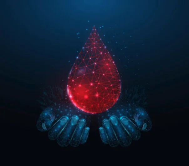 Manos digitales sosteniendo una gota luminosa que simboliza la transformación tecnológica